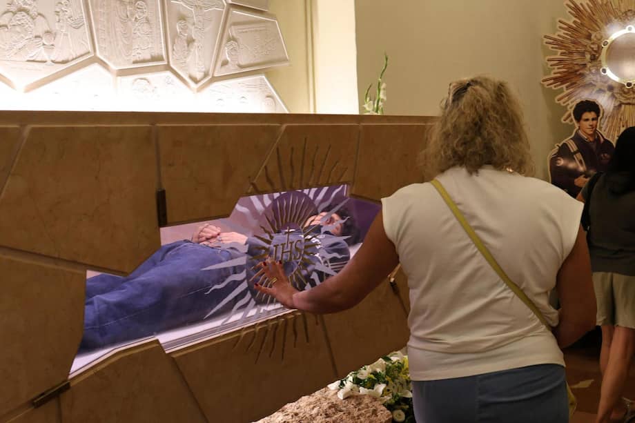 Un fiel contempla el cuerpo de San Carlo Acutis en el Santuario de la Renuncia en Asís, Italia.