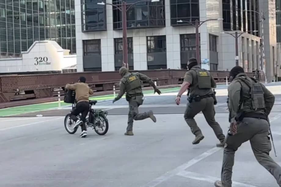 Repartidor perseguido por los agentes de ICE logró huir en su bicicleta de la redada migratoria en Chicago.