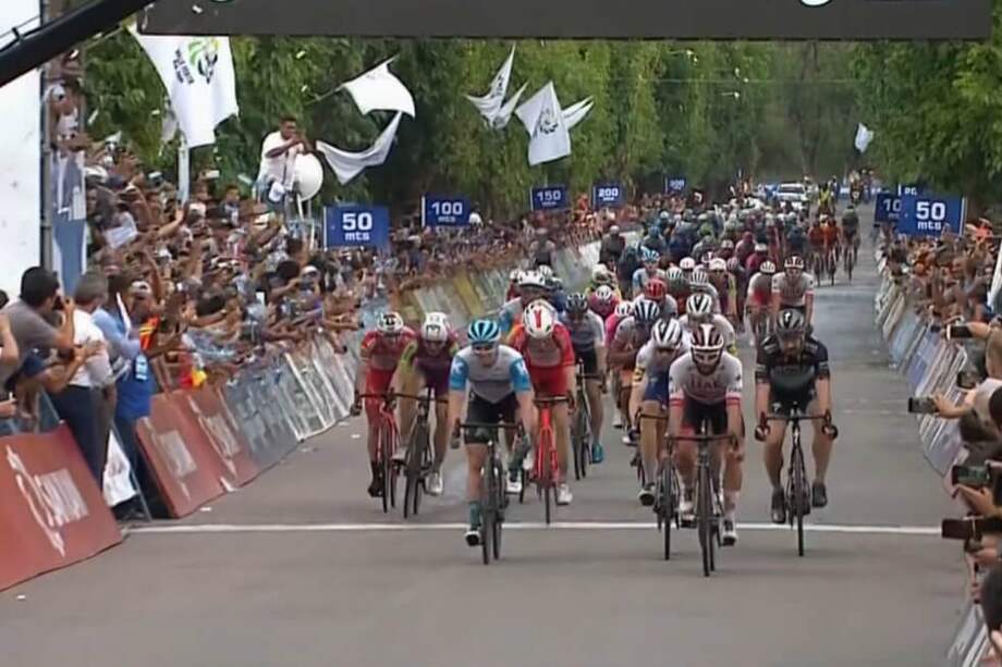 Momento en el que Fernando Gaviria se lleva la victoria en la cuarta etapa de la Vuelta a San Juan. / Tomada de Twitter: @Movistar_Team