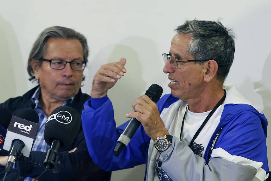 El exintegrante de las FARC 'Walter Mendoza', y el jefe de la delegación del gobierno nacional, Armando Novoa García asisten a una rueda de prensa en Bogotá. EFE/ Mauricio Dueñas Castañeda