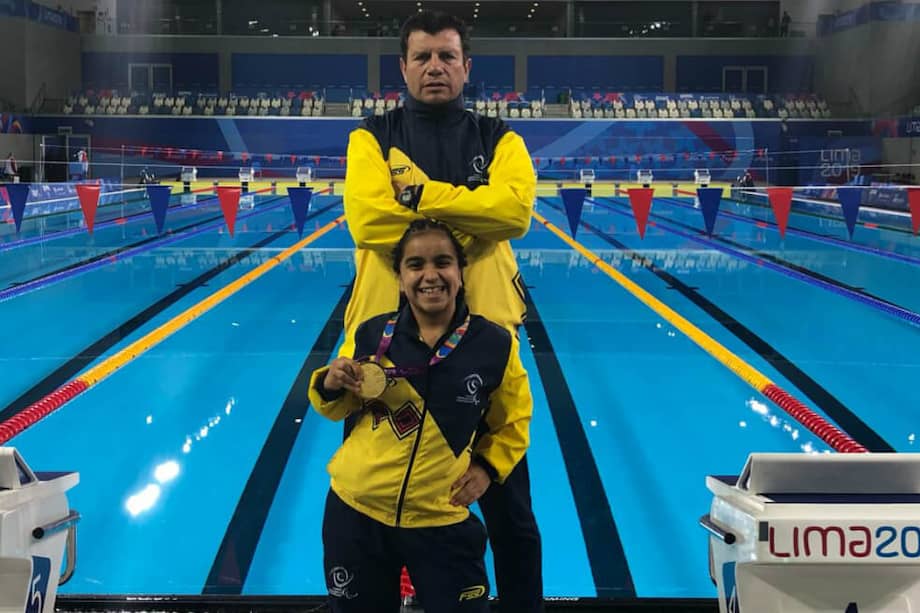 El técnico Stevens Ruiz y la nadadora Sara Vargas, la mejor atleta paralímpica de los Juegos Parapanamericanos de Lima 2019. / Archivo