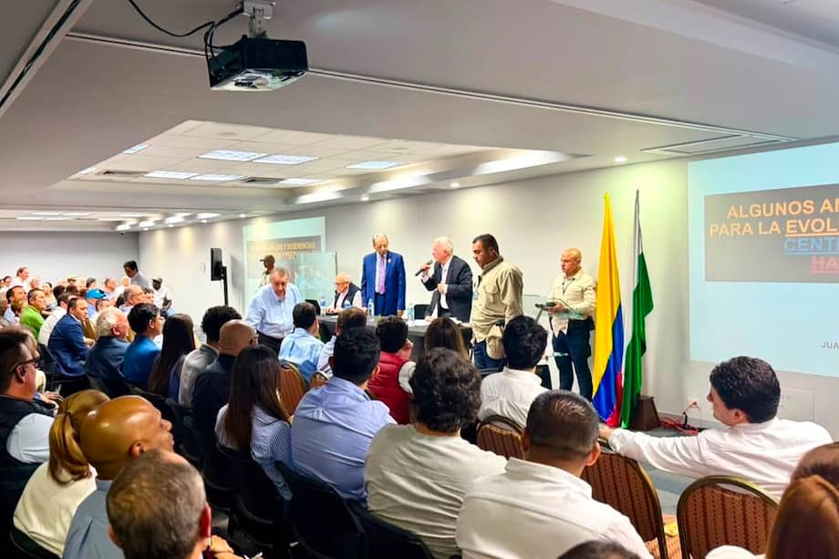 Reunión del Centro Democrático junto a su líder natural, Álvaro Uribe.