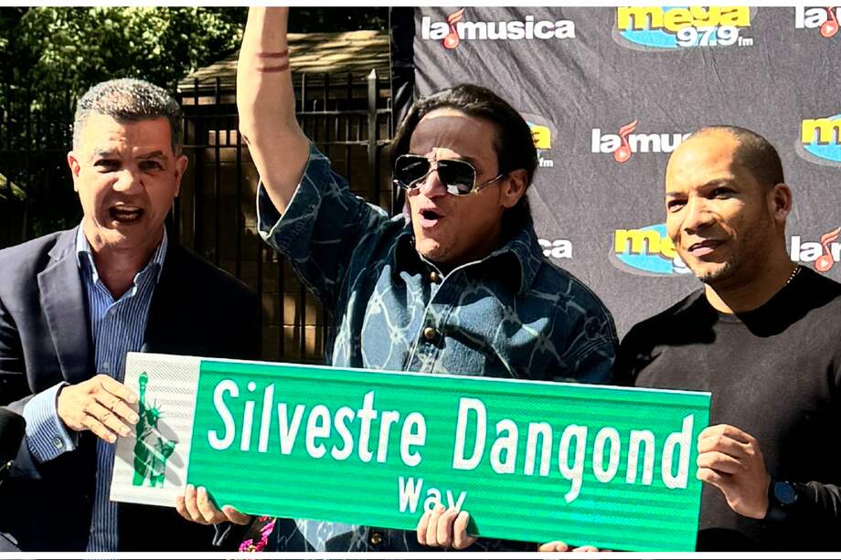 La calle "Silvestre Dangond Way" fue presentada, en presencia del Ydanis Rodríguez, comisionado de transporte, y estará ubicada dentro del sector conocido como La Gran Manzana.