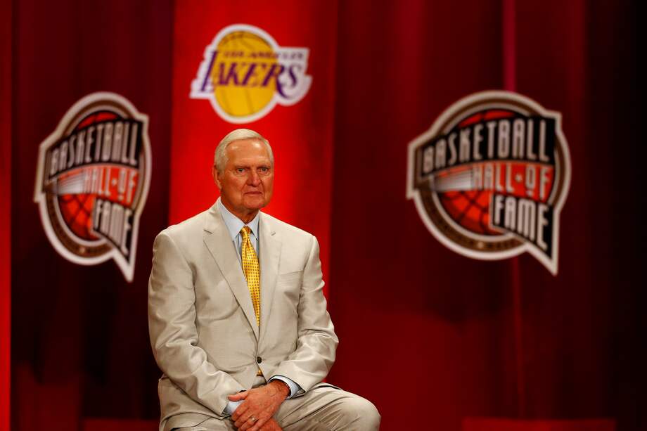 Jerry West durante la Ceremonia de consagración del Salón de la Fama del Baloncesto en septiembre de 2019.