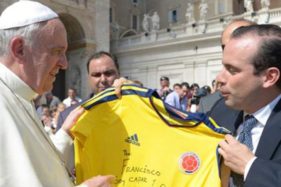 Papa Francisco recibió la camiseta de la selección Colombia