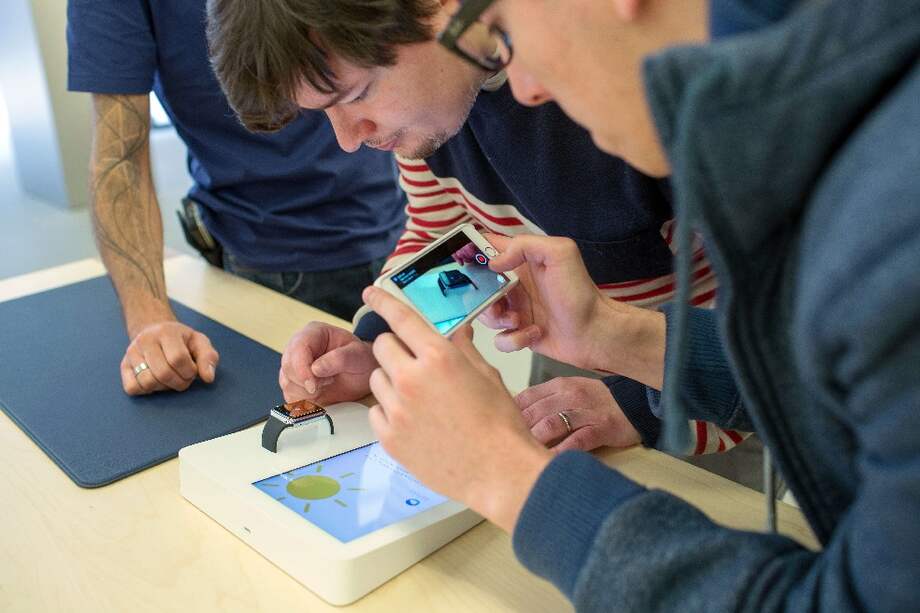 Seguidores de Apple vieron, por primera vez, el Apple Watch. /AFP