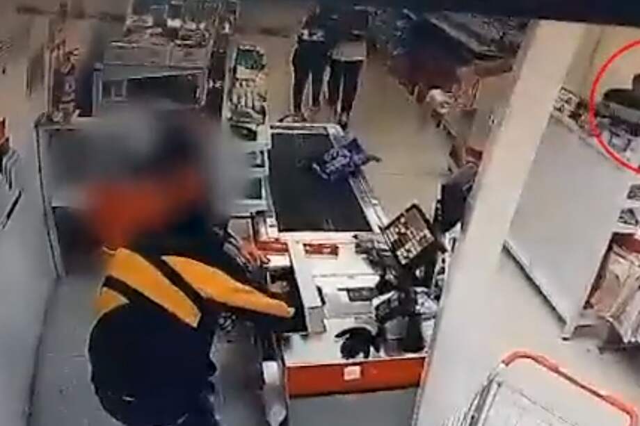 Los presuntos asaltantes fueron capturados momentos después de huir del establecimiento comercial.