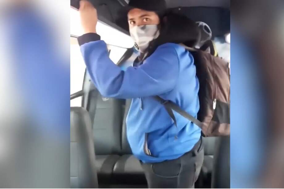 Ante la reacción de la mujer el presunto acosador la tildó de "loca" y intentó bajarse del autobús.
