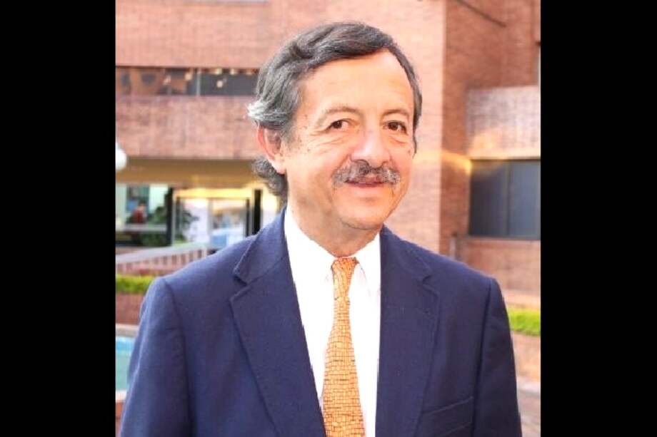 El economista es hijo de Rafael Molano Olarte y Ana Luisa Camacho de Molano, fundadores de Productos Ramo. Hoy preside el holding MMC.