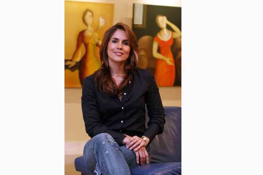 Las pinturas de la caleña María Fernanda Cuartas son Neofigurativas. Al fondo, dos ejemplares de su obra./ Cortesía Anfassa