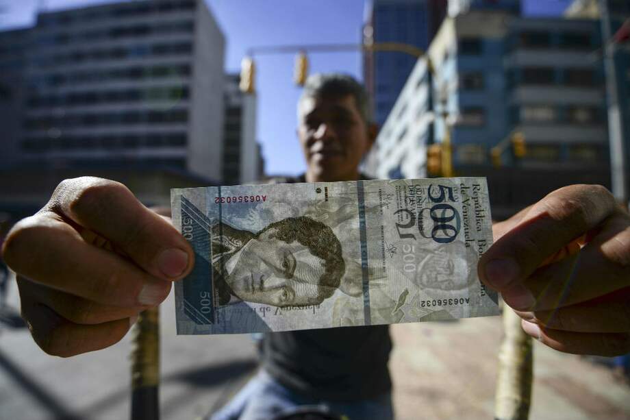 El billete venezolano es de alta calidad y serviría para falsificar otras monedas, según la policía. / AFP