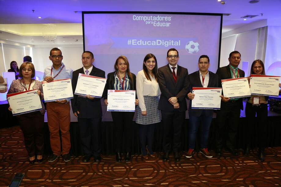 Adriana María Mesa, de la Secretaría de Educación de Itagüí; John Mauricio Cifuentes, de la Institución Educativa Diego Echavarría de Itagüí; y Leonardo José Rodríguez, de la Institución Educativa San José, de Antioquia. Luz Ely González, de la Institución Educativa Antonio Nariño, de Montería; Andrea Rojas, Jefe de Innovación de MinEducación; Fernando Bedoya, director de Computadores para Educar; Ramón Majé, de la Institución Educativa Montessori de Pitalito; Mauren Andrés Guayara, de la Institución Educativa Técnica San Miguel de Tolima; y Yuly Rivera, del Colegio Integrada La Candelaria, de Bogotá. / Cortesía