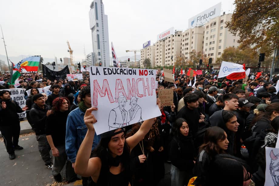 "La educación pública se defiende": miles de estudiantes marchan contra los recortes de Kast.
