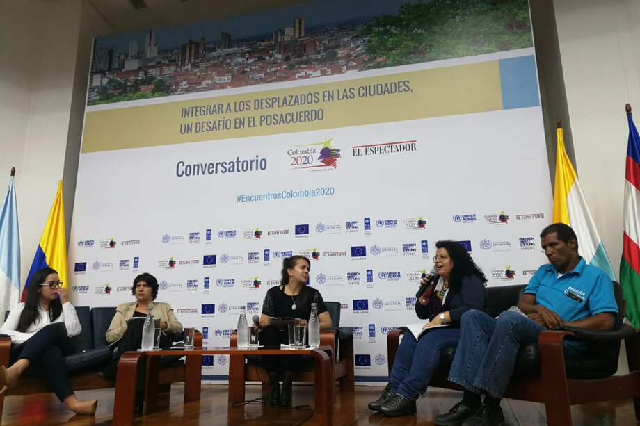 Lina Castro, de la Corte Constitucional, Luz Patricia Correa, exdirectora de Equipo de Víctimas de Medellín, Natalia Herrera, editora de Colombia2020, Paola Hurtado, investigadora de Codhes, José Luis Zabaleta, líder junta de acción comunal barrio Las Delicias de Cúcuta./ Óscar Pérez.