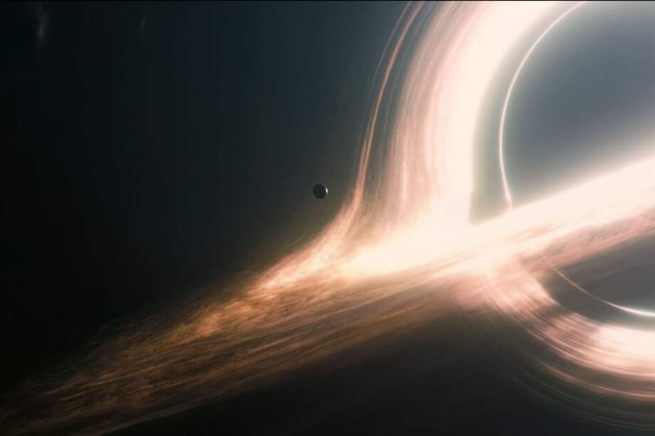 La película Interstellar, dirigida por Cristopher Nolan, creó la ilusión de un agujero negro con la ayuda del matemático Kith Thorne. / Warner Bros., Paramount Pictures y Legendary Pictures.