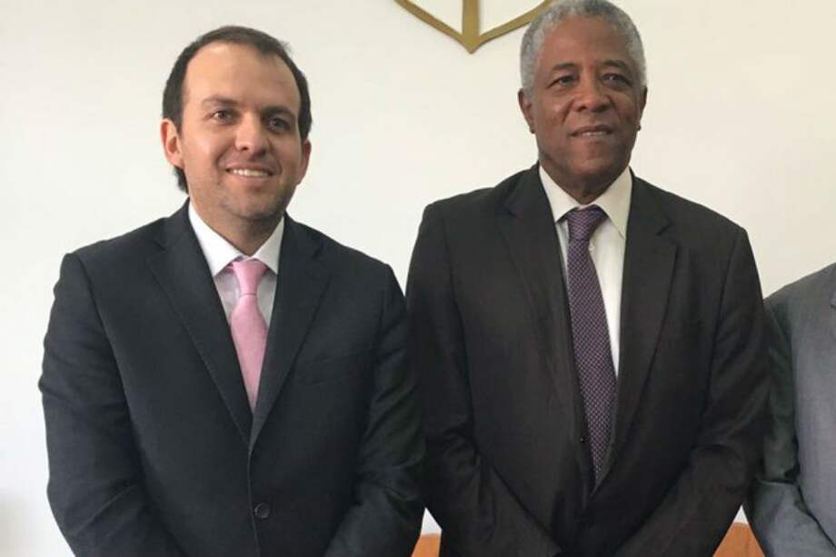 Lucena (izq.) junto al técnico colombiano Francisco Maturana. @LucenErnesto