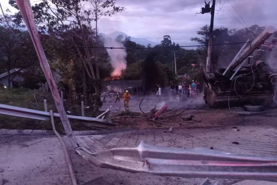 El accidente se produjo a la altura del municipio de Silvania, Cundinamarca y dejó a dos personas muertas.