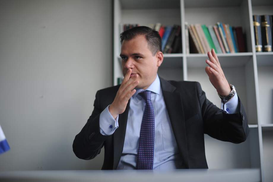 El vicepresidente jurídico de la SAE, Mauricio Solorzano, explica que se pretende recuperar 366 bienes en seis meses. / Gustavo Torrijos