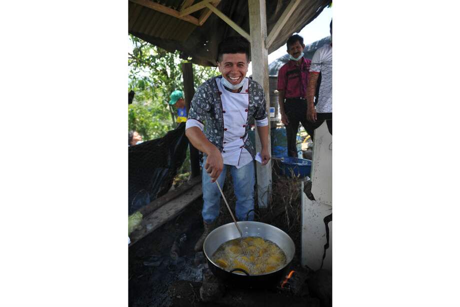 El pizzero que les cocina a los damnificados en Mocoa