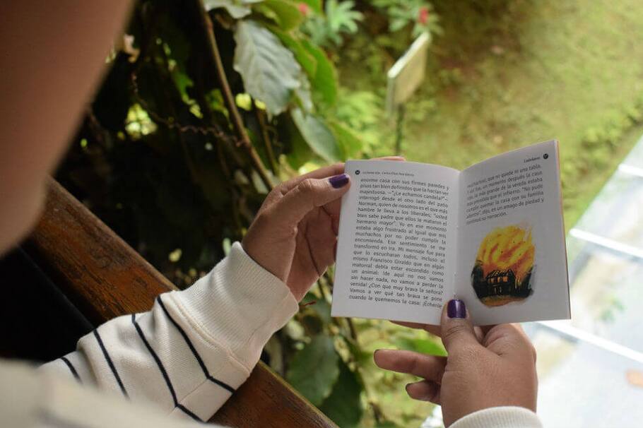 ¿Quiénes llevan en el bolsillo los cuentos de escritores espontáneos de Medellín?