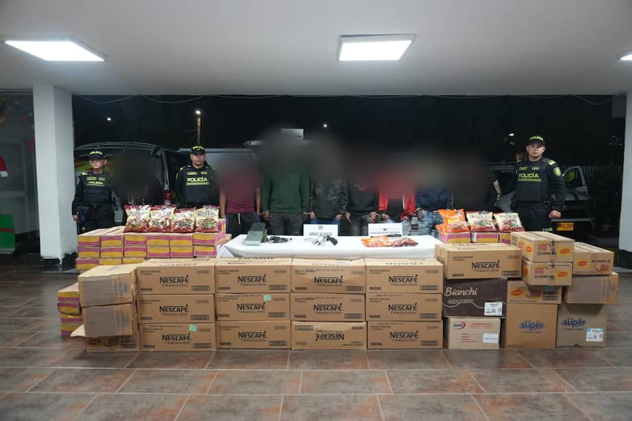 En el procedimiento, la Policía incautó un arma de fuego y un inhibidor de señal con 16 antenas, presuntamente utilizado para interferir las comunicaciones y evitar una respuesta rápida de las autoridades durante el hurto.