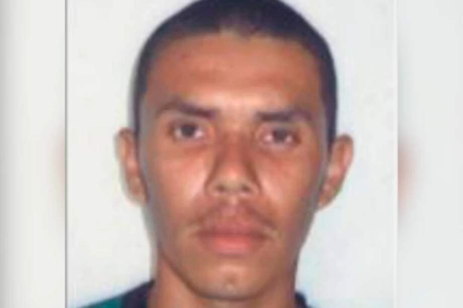 Alias Caín o Pilatos estaba sindicado por el asesinato de líderes sociales, también era el encargado del control de cultivos de hojas de coca y extorsiones en el bajo Cauca y sur de Córdoba