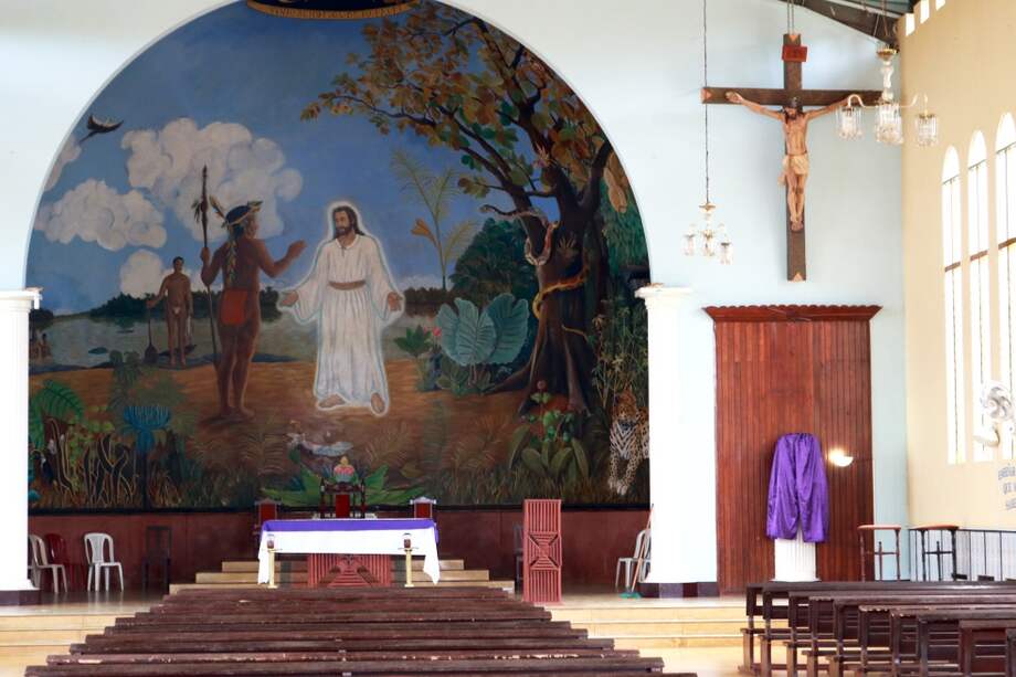 Mural en la Iglesia de Mitú. Reflejo de la influencia cultural católica en la región. / Sergio Silva.
