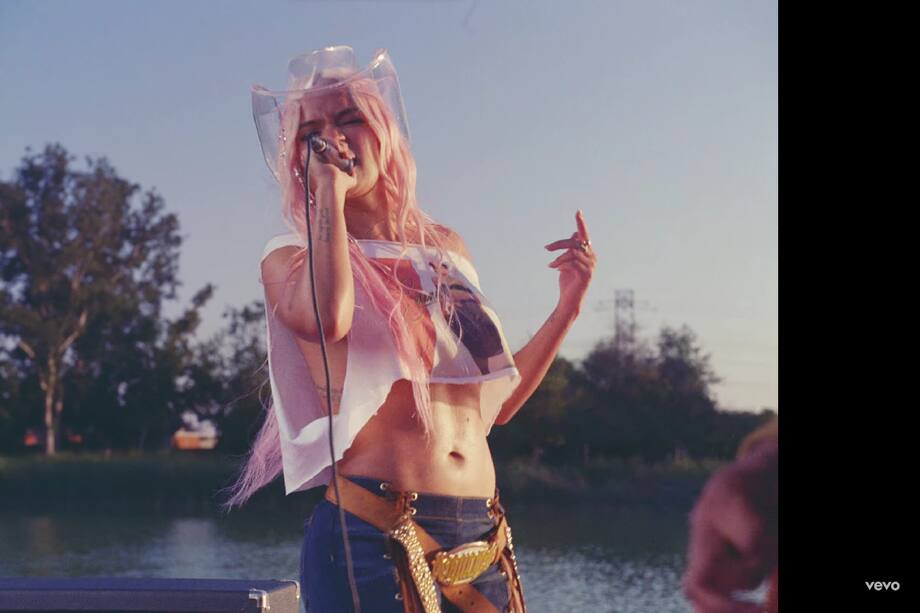 Karol G lanzó recientemente los sencillos que harán parte de su tour y una de las canciones, creó gran discordia con otra famosa.