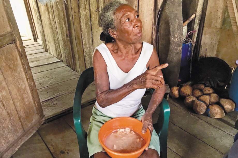 María Delia Waitoto Bonilla cocinando viche. / Leonor Espinosa