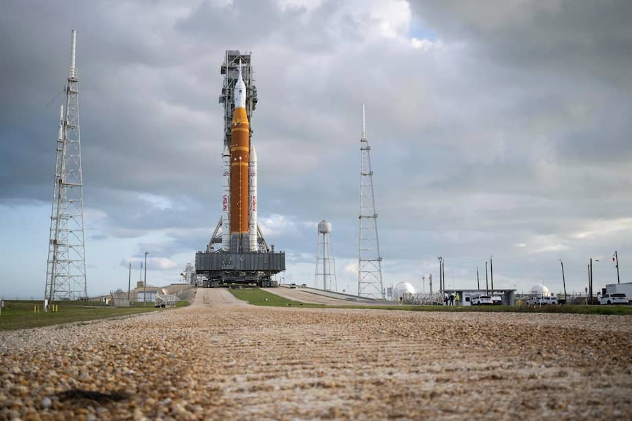 El cohete Space Launch System (SLS) de la NASA y la nave espacial Orion, sujetos a la plataforma de lanzamiento móvil, se observan mientras ascienden por la pendiente de la plataforma de lanzamiento 39B, en el Centro Espacial Kennedy de la NASA en Florida. EFE/EPA/Joel Kowsky.