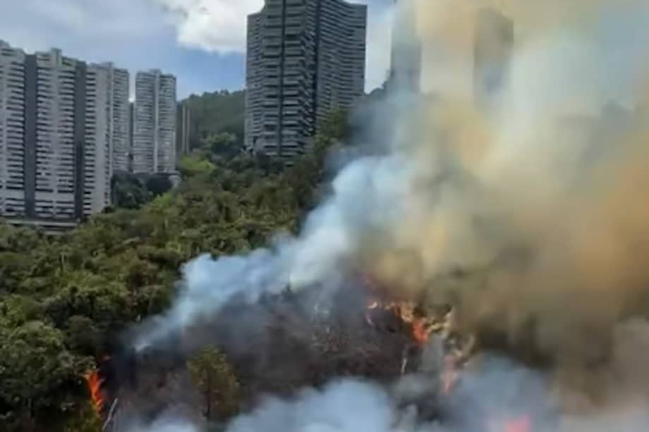 Imagen del video de redes sociales en el que ciudadanos registraron el incendio forestal en la vía Las Palmas, Medellín.