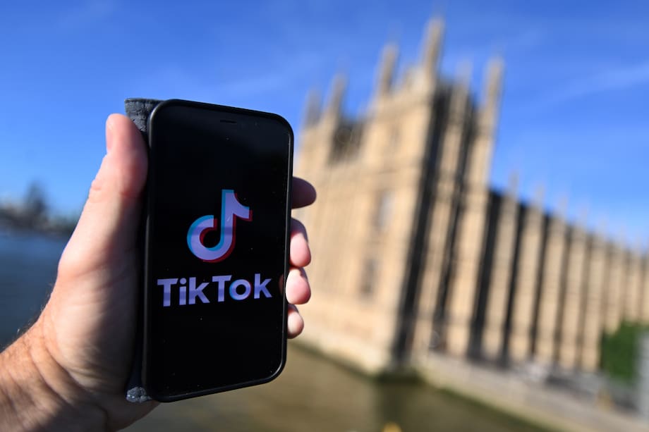 Por la misma naturaleza de la aplicación, puede llegar a niveles que rayan con la adicción ya que el usuario sigue haciendo scroll consumiendo más contenido seleccionado especialmente para él o ella.