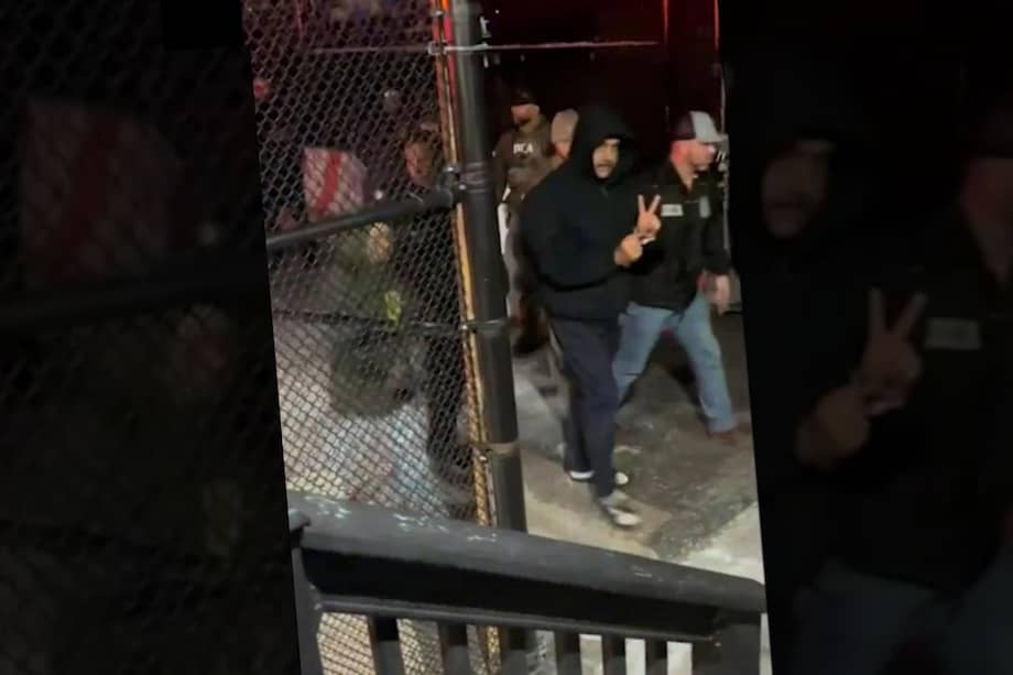 Maduro haciendo la señal de "V" con los dedos.