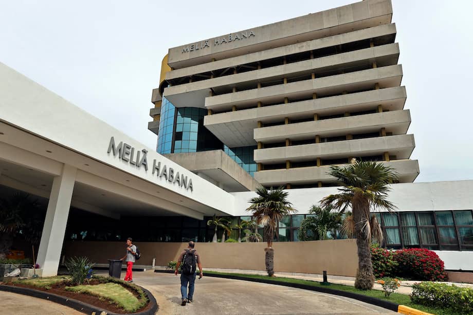 Personas caminan frente a la entrada de un hotel de Melia el miércoles, en La Habana (Cuba).