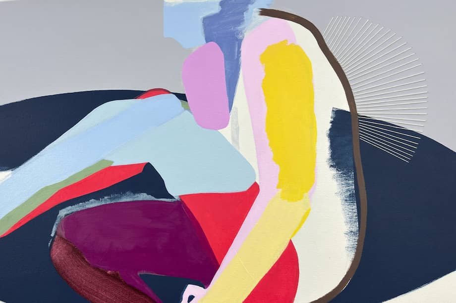 "La silla y el cuerpo ausente" es pieza central de la exposición "Limbo". Esta obra materializa la tensión entre presencia y disolución que atraviesa toda la serie. Sobre su antigua silla de estudio—un objeto cargado de memoria y contemplación—emerge la insinuación de un cuerpo, una figura fragmentada que parece oscilar entre la construcción y el colapso. Aníbal Vallejo desdibuja los límites entre la forma y el vacío, dejando que la figura se confunda con el espacio que la sostiene.