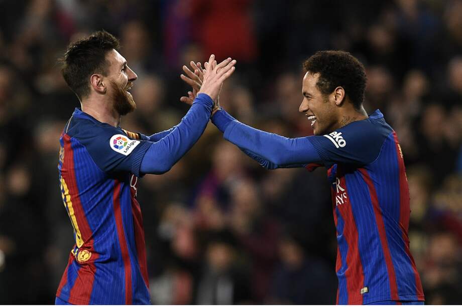 Messi asistió a Neymar para que convirtiera un golazo. / AFP