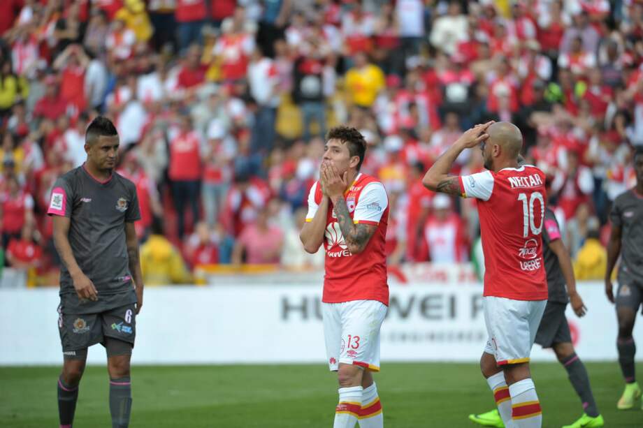 Los jugadores de Santa Fe se lamentan tras fallar una ocasión de anotar frente a Tigres, este domingo en El Campín. / Gustavo Torrijos - El Espectador