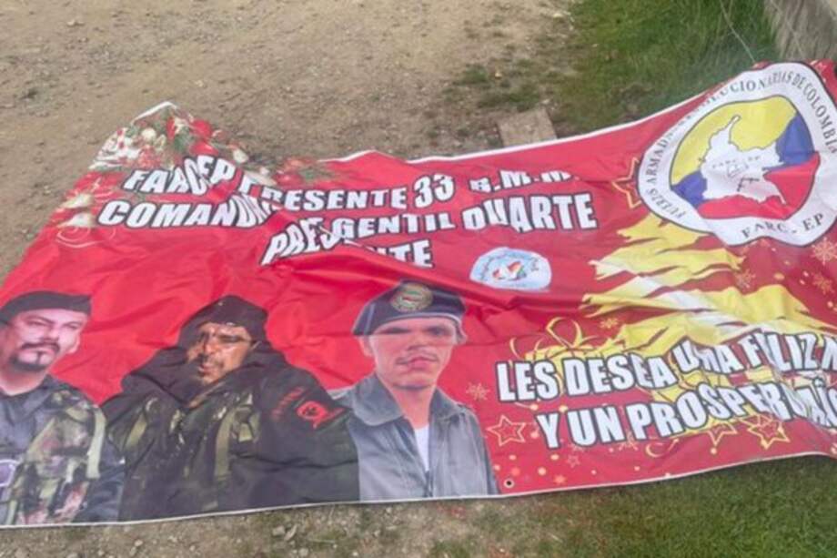 Pancarta de las disidencias de las FARC con los rostros de algunos de sus líderes, entre ellos, Jhon Mechas./ Archivo particuar.