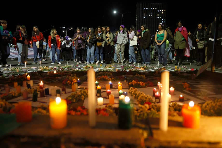 FOTODELDÍA AME2749. BOGOTÁ (COLOMBIA), 25/11/2025.- Mujeres participan en una concentración como parte del Día Internacional de Eliminación de la Violencia contra la Mujer este martes, en Bogotá (Colombia). EFE/ Camila Díaz