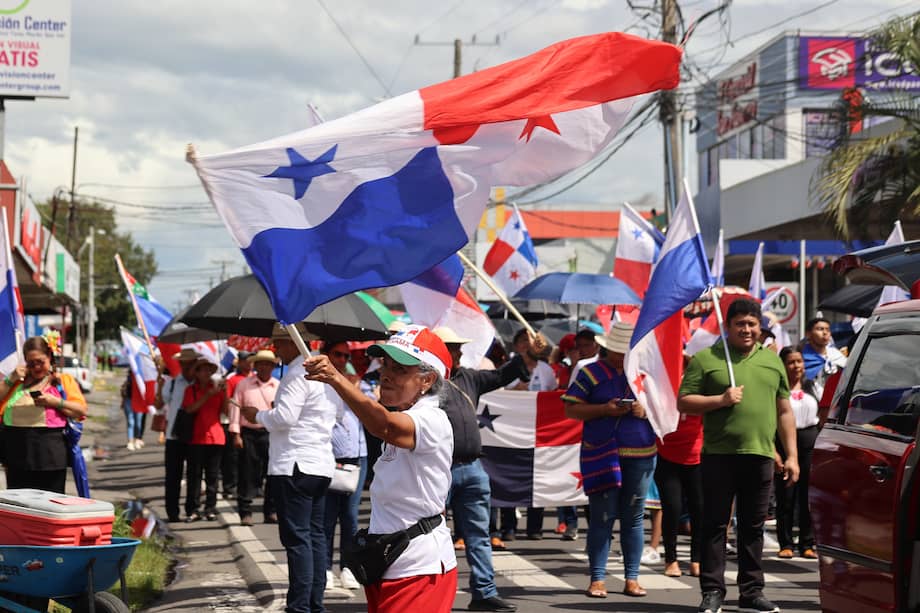 Decenas de personas celebran el fallo de la Corte Suprema de Justicia que declaró "inconstitucional" el contrato ley entre el Estado y Minera Panamá, filial de la canadiense First Quantum Minerals (FQM) en Chiriquí (Panamá). EFE/ Marcelino Rosario