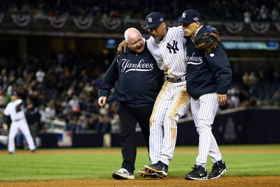 Momento cuando Derek Jeter abandonó el juego por la lesión / AFP