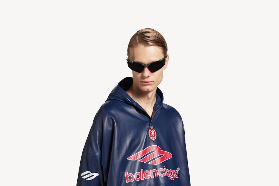 Sudadera de la firma Balenciaga, creada en piel de borrego, con capucha y bolsillo canguro con un precio de 6.000 euros. /EFE/Balenciaga