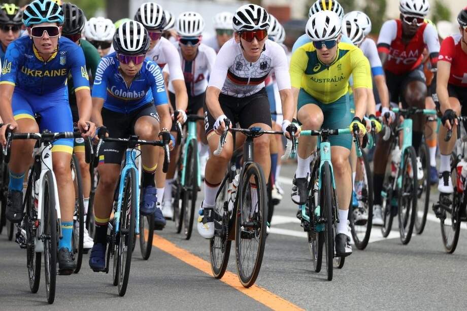 Paula Patiño corriendo con el pelotón.