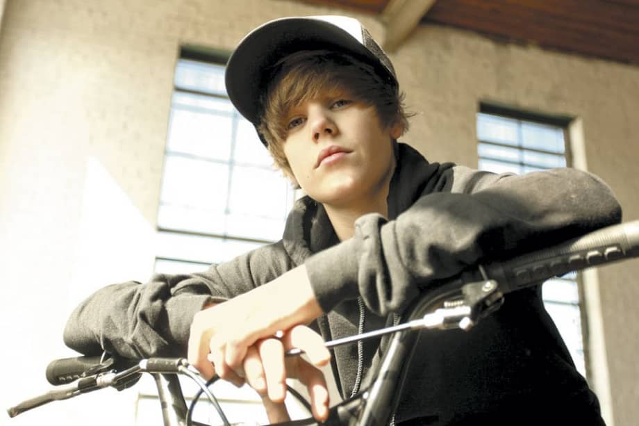 Justin Bieber tiene 19 años, una apariencia juvenil que va de rapero inocente a chico rudo y callejero con tatuajes. / Fotos: Cortesía Universal Music