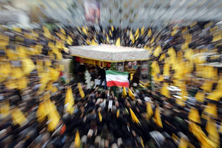 Asistentes al funeral por ell asesor militar del Cuerpo de Guardianes de la Revolución Islámica de Irán, Seyed Razi Musav, en Teherán (Irán), el 28 de diciembre de 2023. Mousavi murió el 25 de diciembre de 2023 en un ataque con misiles israelíes a las afueras de Damasco, la capital siria. EFE/ ABEDIN TAHERKENAREH