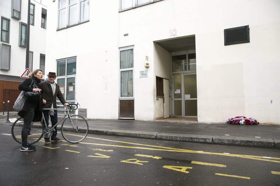 La placa conmemorativa fue cubierta mientras se corrige el error. / EFE