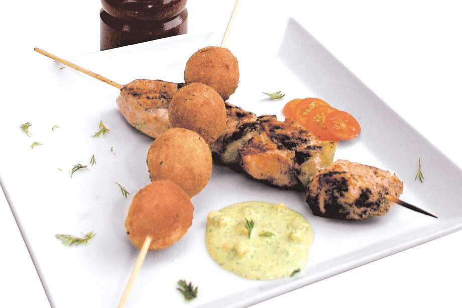 Receta pincho pollo con pasteles de arracacha / Archivo Cromos