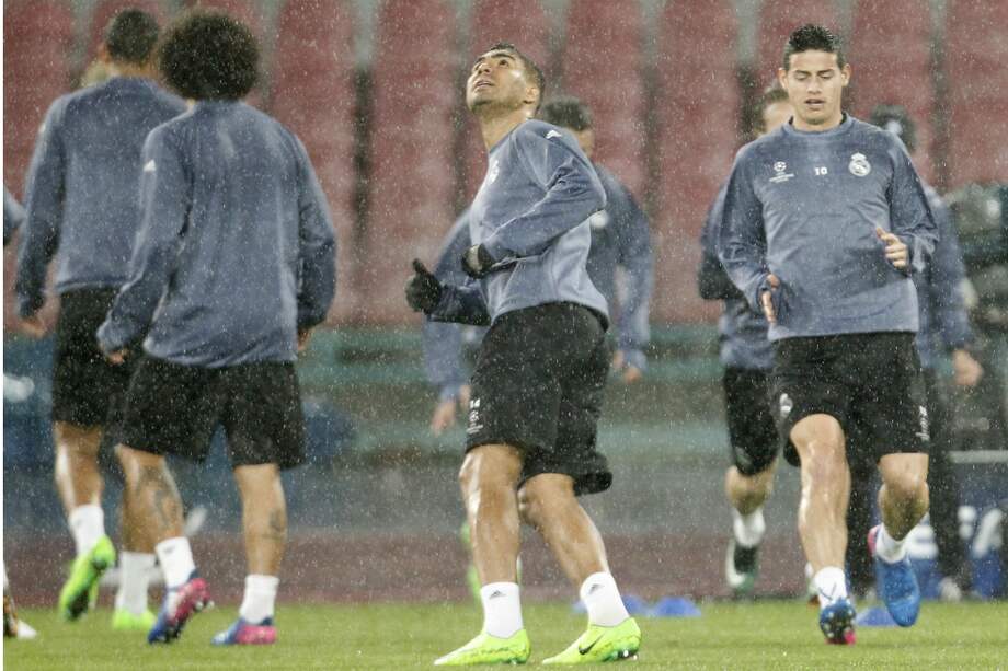 Real Madrid se entrenó bajó una torrencial agua. / AFP