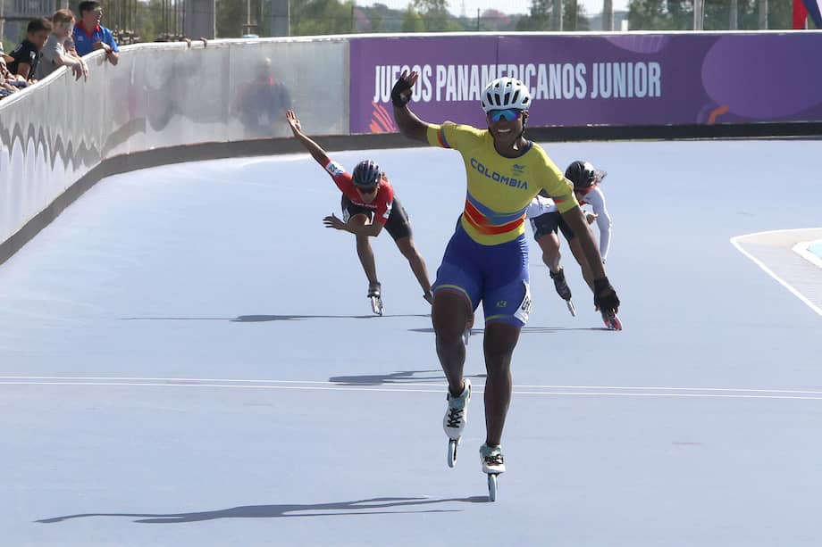 AMDEP1220. LUQUE (PARAGUAY), 20/08/2025.- Kollin Castro de Colombia celebra al ganar medalla de oro en la categoría patinaje velocidad 500 metros distancia individual femenino, en los II Juegos Panamericanos Junior ASU 2025 este miércoles, en Luque (Paraguay). EFE/Rodrigo Sepulveda