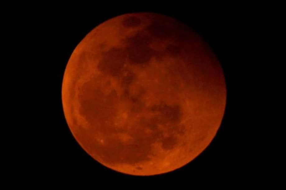 Este fenómeno natural hace ver la Luna 14% más grande y un 30% más luminosa. No se aproximaba tanto a la Tierra desde 1948 y no volverá a hacerlo sino hasta 2034. / Archivo